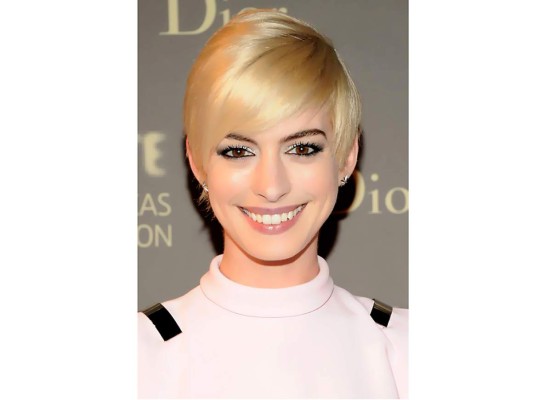 7-la bella Anne Hathaway, la verdad no es un mal corte... pero no para la forma de su cara, si que se ve mal!