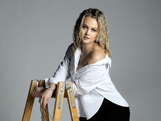 Noruega<br/>Sunniva Frigstad; Miss Noruega, Estudiante de marketing y gestión de 20 años interesada en comprender la conexión entre el comportamiento humano y el mercado.