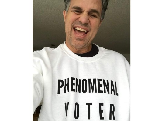 Hoy llegamos a #vote por la totalidad de América, la hermosa suma de nuestras muchas partes diferentes. Podemos elegir avanzar juntos y cuidar la salud de las personas. Votamos por una América para todos nosotros; Cada color, cada credo, cada género y todas las formas en que las personas eligen expresar su amor. Estaré publicando en mis momentos destacados a lo largo del día para las diferentes oportunidades de voluntariado en las que participas para ayudar a impulsar las carreras necesitadas #GOTV #dividido, publico Mark Ruffalo