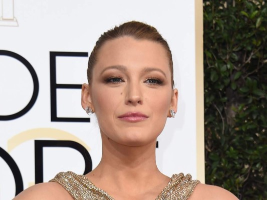 Blake Lively<br/>Una de las más imponentes de la alfombra roja completó su outfit de terciopelo y detalles dorados con recogido sencillo y un maquillaje neutral con labios en rosa y ojos en matices metálicos.