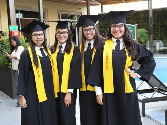 Firma de acta de Lincoln School generación 2017