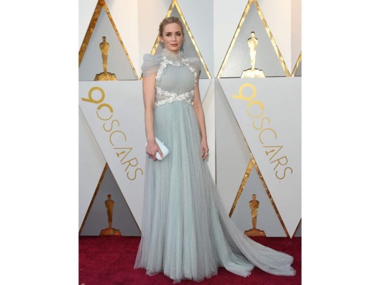 Emily Blunt. Decidió lucir un look romántico de Schiaparelli Alta Costura, combinado con joyas de Chopard, con un recogido effortless echado hacia atrás y un maquillaje en tonos suaves que iban perfectamente con su vestido azul bebé.
