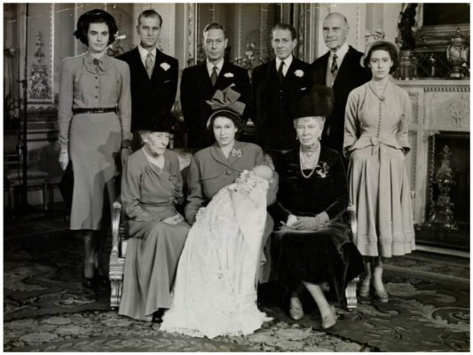 1. El 15 de diciembre de 1948, un mes después de su nacimiento, el príncipe Carlos fue bautizado, la emoción por su nacimiento fue sumamente grande para el Rey Jorge VI, ya que el príncipe era su primer nieto y el tercero en la línea de sucesión al trono en ese entonces, su madre aún no era reina de Inglaterra.<br/>