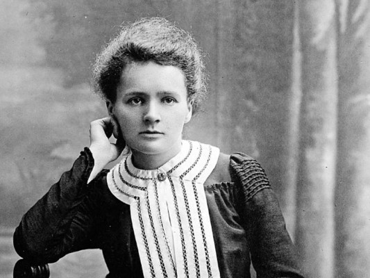 1. Marie Curie, fue una científica polaca, que le dio nombre a un elemento químico, asimismo fue la primera mujer en recibir un Premio Nobel en dos categorías diferentes, Física y Química. Además fue pionera de la investigación en radioactividad y en la radiación como tratamiento del cáncer.