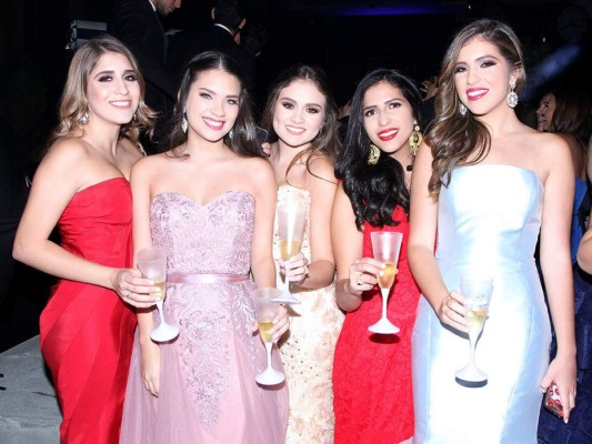 Glamour en la gala de la Escuela Internacional Sampedrana