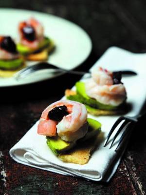 Delicioso y fácil de hacer: Canapé de camarones y casabe