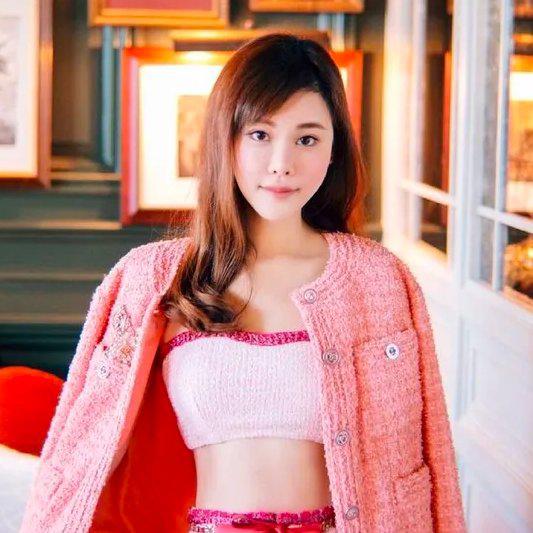 Abby Choi nació el 11 de julio de 1994 en Hong Kong. Considerada como un ícono internacional del estilo, contaba con más de 130 mil seguidores en su Instagram (@xxabbyc).