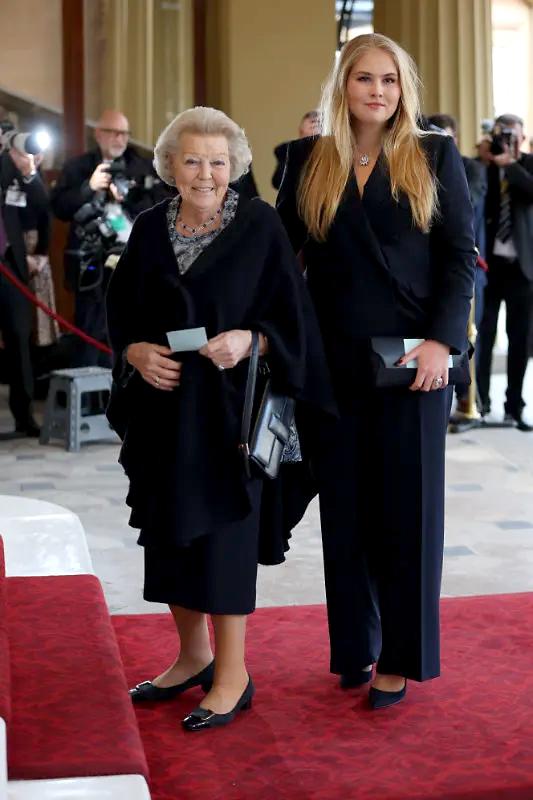 <b>La princesa Amalia de Países Bajos con su abuela, la princesa Beatriz</b> 