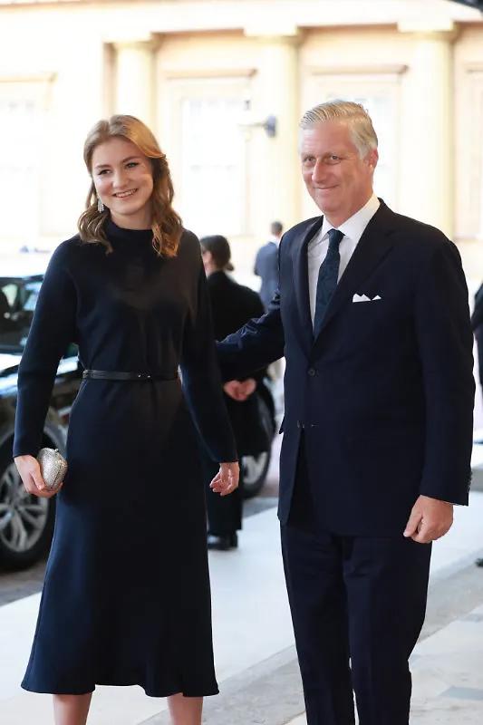 <b>Elisabeth de Bélgica con</b> su padre, el rey Felipe 