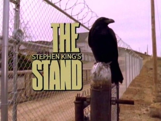 Apocalipsis (The Stand)<br/><br/>Un virus gripal, creado artificialmente como posible arma bacteriológica, se extiende por Estados Unidos y el mundo, provocando la muerte de la mayor parte de la población. Los supervivientes tienen sueños comunes, en los que aparece una anciana y un hombre joven.<br/>