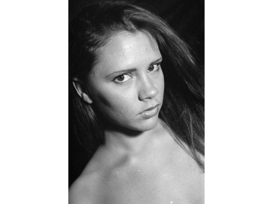 En aquel entonces Victoria Adams era más famosa que David, pues ella formaba parte de grupos de la girl band de los noventa las famosas 'Spice Girls'.