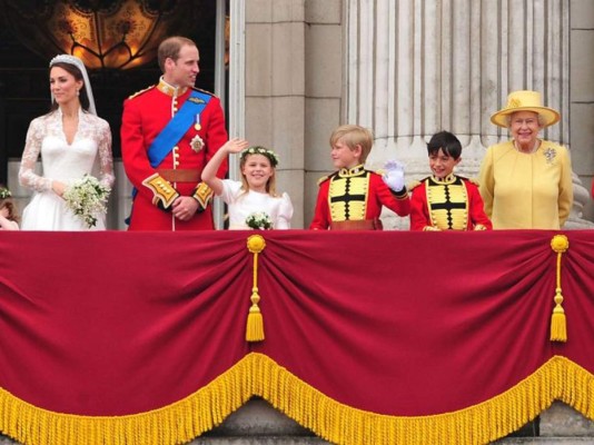 Isabel II saluda a la multitud desde el balcón de Bukingham el 29 de abril de 2011 junto a los recién casados Kate Middleton y su nieto el príncipe William