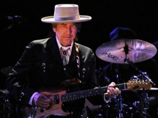 Bob Dylan festeja 50 años de carrera