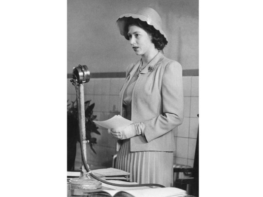 La Princesa Isabel en Mayo de 1944 frente a su primer discurso en solitario