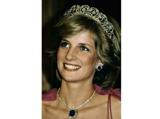 Diana rompió con la tradición usando la tiara de la familia Spencer en un viaje oficial a St. Johns, Canadá