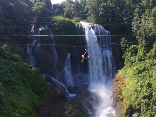 3. Un chapuzón en las cataratas de Pulhapanzak. El tiempo es oro, apresú-rate y sácale el máximo provecho a tu día, agarra tu mochila y carga contigo lo in-dispensable, un increíble avistamiento a la caída de agua de 43 metros que confor-man el río Blanco te hará volver para repe-tir la experiencia.