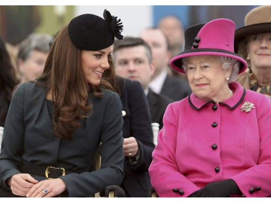 Isabel II le otorga a Kate Middleton un regalo por su papel en la casa real británica