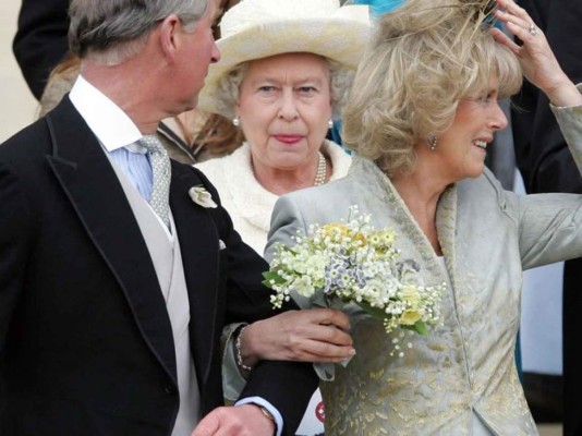 La reina Isabel II durante la boda de Carlos y Camila en el 2005
