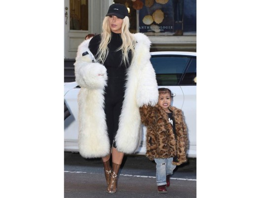 La socialité quien ha sido amante de los abrigos de piel y que ha sido acosada por activistas anti-fur, recientemente reveló que ha dejado de usar pieles de animales reales en una nueva publicación en Instagram que muestra a su hija North West modelando una de sus ostentosas piezas.