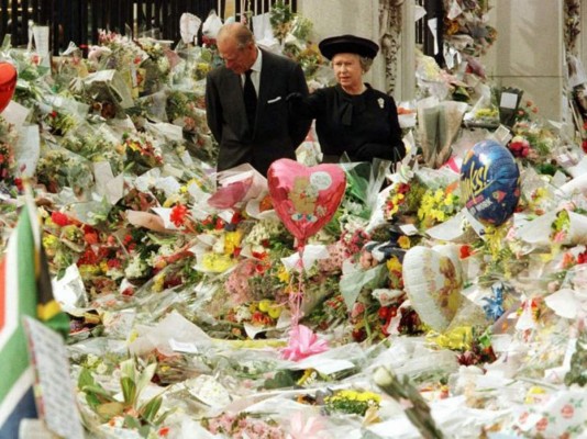 La reina Isabel II y el príncipe Felipe durante los tributos florales en honor a la princesa Diana tras su trágica muerte en 1997