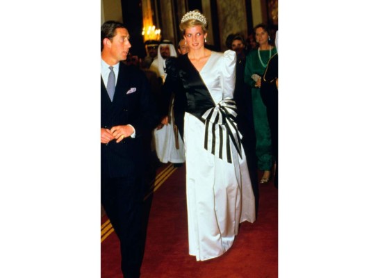 En conjunto con un vestido diseñado por David y Elizabeth Emmanuel, Diana lleva la Cambridge Lover's Knot Tiara que data de 1914
