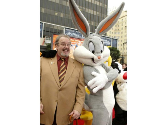 El actor Joe Alaskey, conocido como el hombre de las mil voces y quien le dio vida con su voz a varios famosos personajes de caricaturas como el conejo Bugs Bunny y el Pato Lucas, falleció a los 63 años de edad por complicaciones con el cáncer.Alaskey dio su voz a otros personajes de los Looney Tunes como el gato Silvestre, Piolín, Elmer Fudd, el Gallo Claudio, Malvin El Marciano y el Pato Plucky en “Las Aventuras de los Tiny Toons”Blanc.