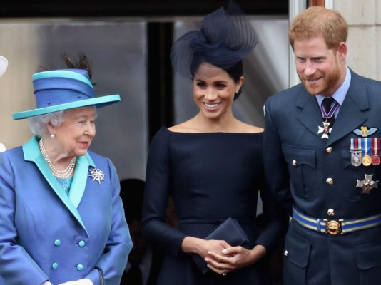 La reina Isabel II junto a Harry y Meghan