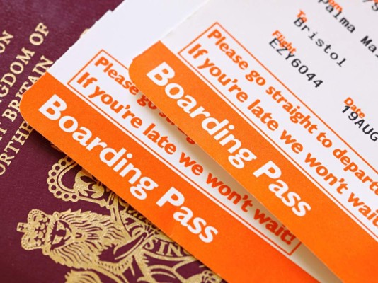 Comprar pasajes de avión. ¡Esto requiere tiempo y pa-ciencia! Navega entre la web y las apps que hacen búsquedas de tickets a bajo costo. Desde Despegar, Expedia, Travelocity, Cheaptickets, Kayak, Hopper... las diferencias de precio, entre esas aplicaciones y las promos de las agencias o aerolíneas, podrían sorprenderte. No hay duda, esta compra se hace en línea.