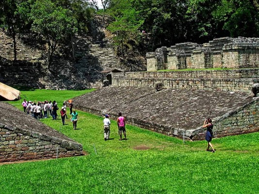 11. Viaje al pasado en Copán Ruinas. En el occidente de Honduras se encuentra uno de los vestigios arqueológicos más representativos de la cultura maya: el Parque Arqueológico De Copán Ruinas. Sus estelas imponentes, el Campo de Pelota, la Escalinata de jeroglíficos y el misterio de las sepulturas cuentan el esplendor de un legado de valor incalculable ¡Este es un gran momento para visitarlas!