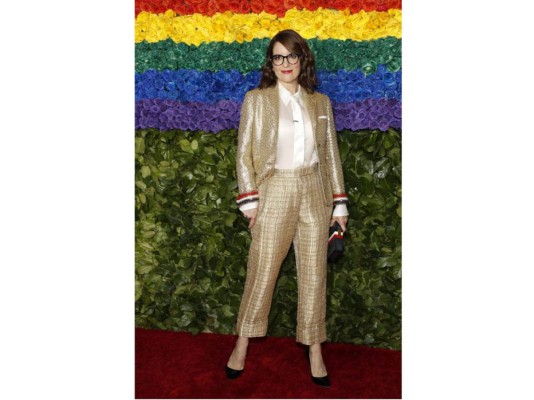 El look de Tina Fey tampoco pasó desapercibido. Y es que la actriz y guionista lució radiante con su traje de Thom Browne.
