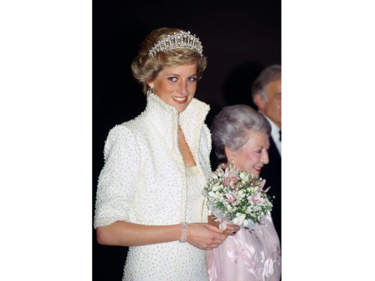Durante un viaje a Hong Kong, Diana de Gales lució su favorita, The Cambridge Lover's Knot Tiara, que fue originalmente diseñada con perlas y diamantes para la reina Mary. Lady Di la combinó con un vestido y chaqueta de Catherine Walker cubierta de perlas