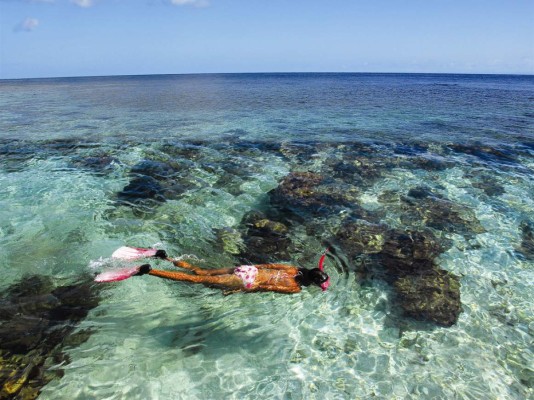 10. Deportes acuáticos en Roatán. En nuestro listado no podía faltar la isla que alberga una de las mejores playas del mundo: West Bay. Roatán es un destino estelar que atrae celebridades, jet setters y amantes de los deportes acuáticos. Parasailing, buceo, kayak, snorkel y standup paddle son apenas algunos.