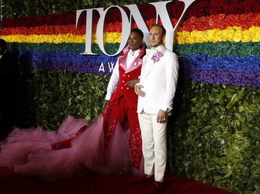 Billy Porter y Adam Smith se robaron toda la atención con sus llamativos looks.