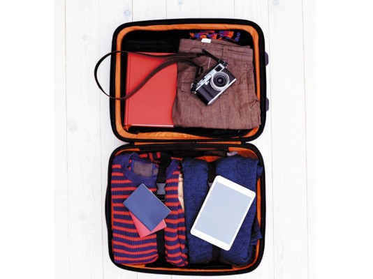Poco Equipaje lo siento, pero viajar con la secadora y los rulos, cinco pares de zapatos... ¡eso nada que ver! Si quieres pasarla bien, lleva lo ultra básico, eso queda para una nota más adelante tshirts, tenis, sandalias, jeans. No mucho. ¡Para qué más! Menos preocupciones, más fácil para desplazarte y alojarte.