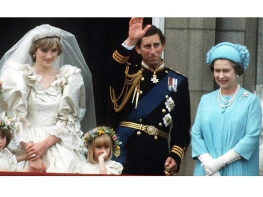 La reina Isabel junto a el príncipe Carlos y la princesa Diana en la presentación de su boda en 1981