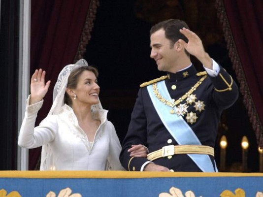 4. La boda de Felipe y Letizia:La periodista Letizia Ortiz no podía ni imaginarse que se convertiría en una princesa cuando conoció al príncipe Felipe en diciembre de 2002. Sin embargo, menos de un año después ya estaban anunciando su compromiso, el enlace se celebró el 22 de mayo de 2004 en la catedral de la Almudena en Madrid, convirtiéndose en la primera boda celebrada en este lugar.<br/>