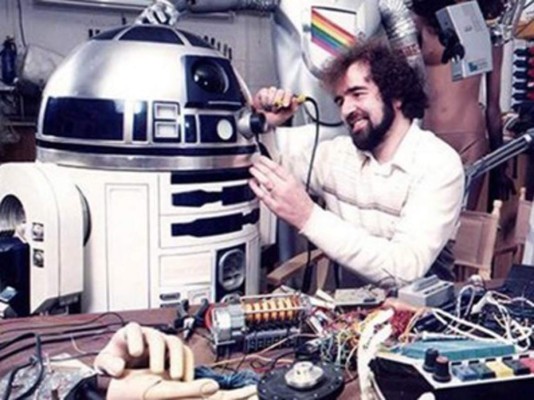 El ingeniero y profesor de robótica británico Tony Dyson, conocido por ser el creador del famoso androide de Star Wars R2-D2, falleció en su casa de Gozo (Malta) a los 68 años.