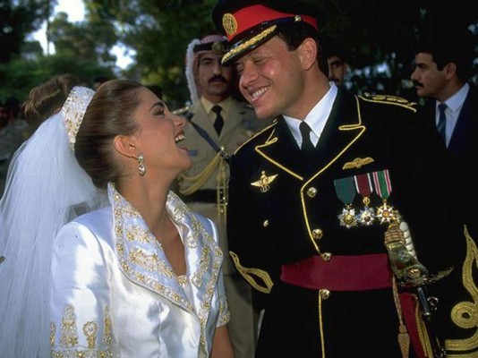 3.La boda de Rania y Abdallah: una historia de amor digna de las 1.001 noches, pero con un toque más moderno. Los futuros marido y mujer se conocieron en enero de 1993 durante una cena fue todo un flechazo y se casaron cinco meses más tarde.
