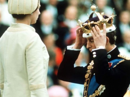 La reina Isabel II en la ceremonia de envestidura de Carlos en 1969 como príncipe de Gales.