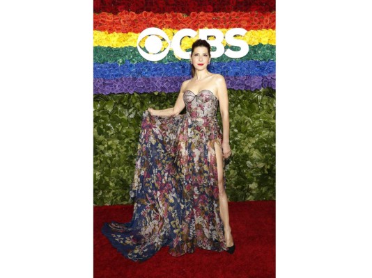 Marisa Tomei, presumió un diseño con escote corazón firmado por Ralph & Russo.
