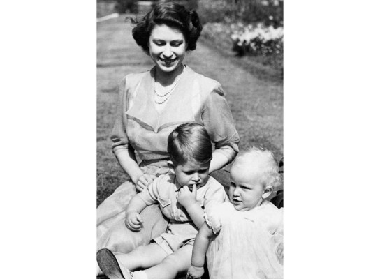 Isabel II con sus hijos el Príncipe Carlos y la Princesa Anne