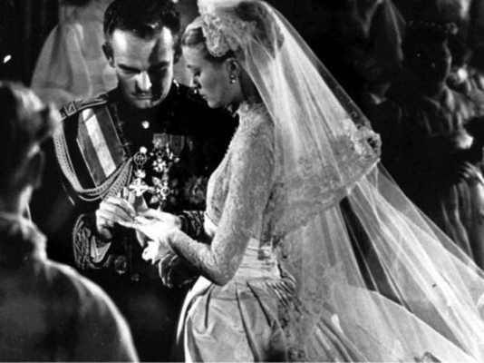 1. La boda de Grace Kelly y Rainiero, la actriz americana conoció a Rainiero en 1955 en Mónaco durante el festival de Cannes. Fue un verdadero flechazo y tan sólo siete meses después, se daban el “sí, quiero” ante toda la jet-set hollywoodiense.