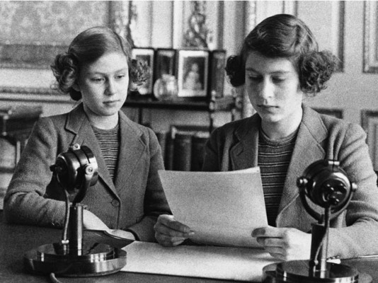A sus 14 años Isabel se sentó junto a su hermana para su primer transmisión de radio, el 13 de octubre de 1940.