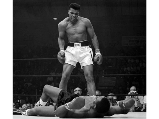 La leyenda del boxeo, Muhammad Ali, llevaba 32 años batallando contra la enfermedad de Parkinson, un desorden del sistema nervioso que afecta al movimiento. Viajó en misiones humanitarias a Líbano, a Cuba, a Afganistán, a Sudáfrica