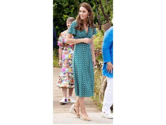<br/>Kate Middleton tiene lo que parece ser un número ilimitado de opciones de zapatos especialmente cuando son una versión nueva de sus amados Jimmy Choo Romy.<br/>