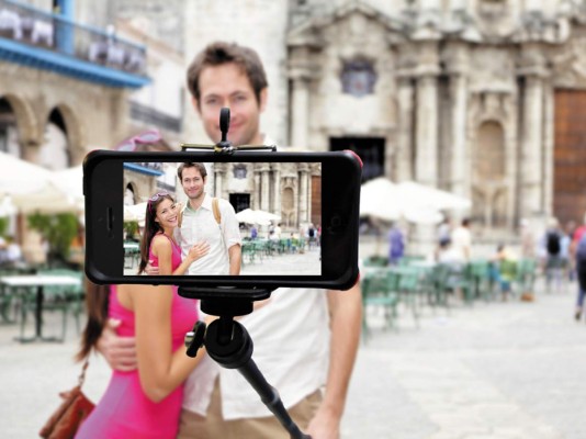 Toma muchas fotos Sí, toma muchas fotos pero aprende a estar presente. Respirar, ver gente, sentir un lugar, tomar un café, sin estar en las redes sociales contando a cada instante dónde estás. Al final del viaje subes las fotos a Instagram, pero no te obsesiones buscando WiFi. Si te pasarás así todo el viaje mejor que te manden las fotos y te quedas en casa. Viajar es vivir. <br/>