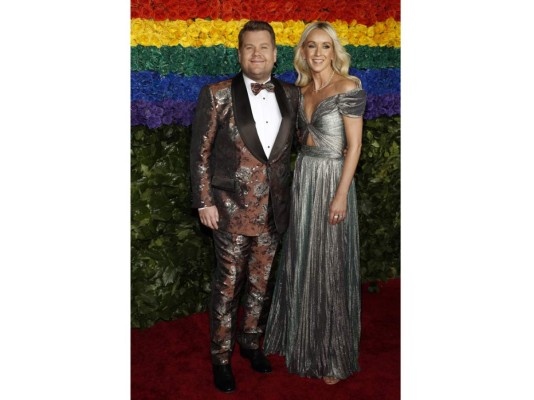 El presentador de la noche James Corden con su esposa Julia Carey