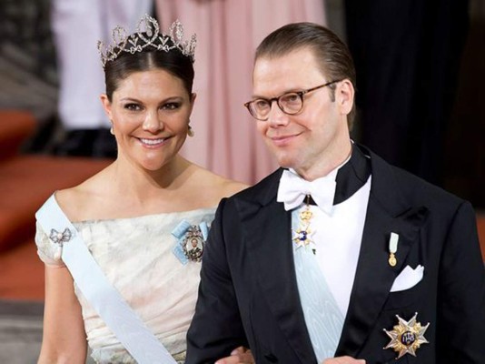 6. La boda de Victoria de Suecia y Daniel Westling: el 19 de junio de 2010, la princesa Victoria de Suecia, heredera al trono, se casaba con Daniel Westling, que era ni más ni menos que su entrenador personal. Daniel es hijo de un funcionario y de una empleada de correos y quizá no se veía a sí mismo como futuro rey. Sin embargo, ocho años después del comienzo de su relación, Victoria decidió casarse con él.