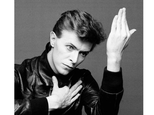 David Bowie la legendaria estrella del rock, icono estético y artístico de la segunda mitad del siglo XX, fallecio a los 69 años, víctima del cáncer de hígado y sufrió seis ataques al corazón en los últimos años.