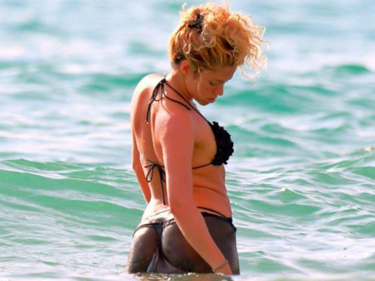 Shakira en diminuto bikini en Hawaii